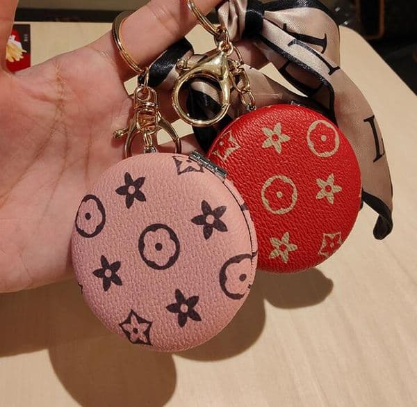 Cosmetic Mirror Make-up Keychains Letter Silk Scarf Key Chains Fashion Leather Coin Purse Case Pendant Keyring Charm Jewelry for Men Women Gifts Multicolor