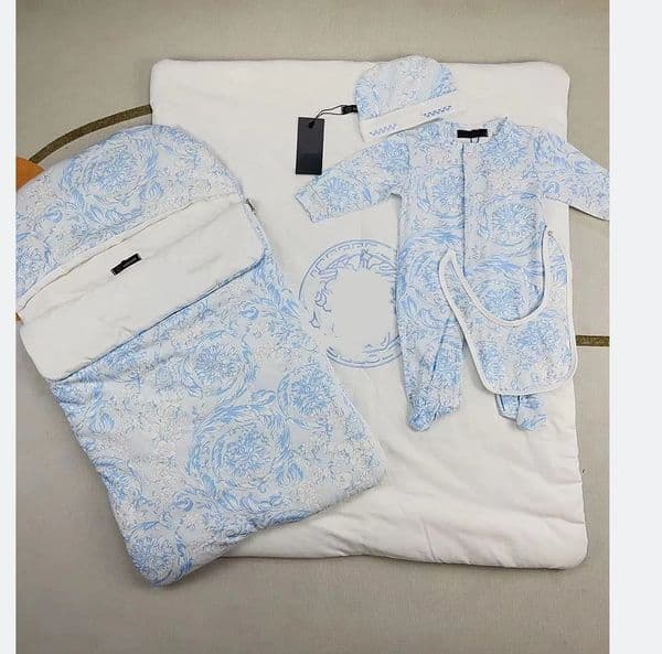 New Newborn 5-piece Set romper Warm Anti Kick Sleeping Bag Fashionable newborn baby jumpsuit long sleeved bodysuit Sleeping Bag Blanket bib and hat 5in sets Gift