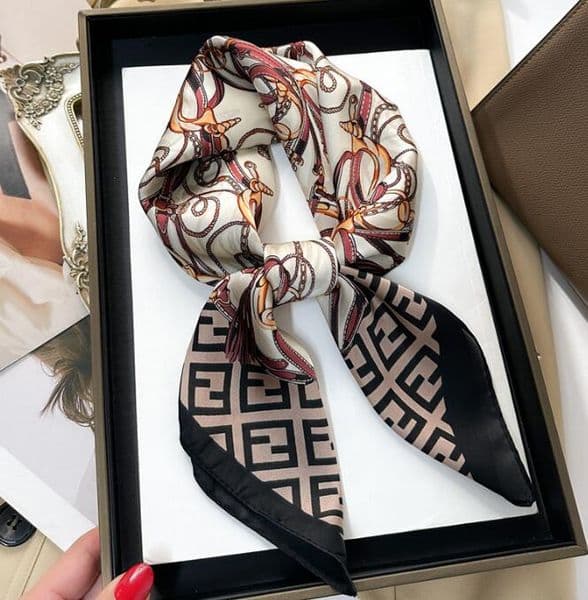 Fashion Scarves Luxury Scarf Brand Designer Chain Letter Printed Silk Scarf Imitation Silk Large Handkerchief Hijab Shawl for Women 70-70cm