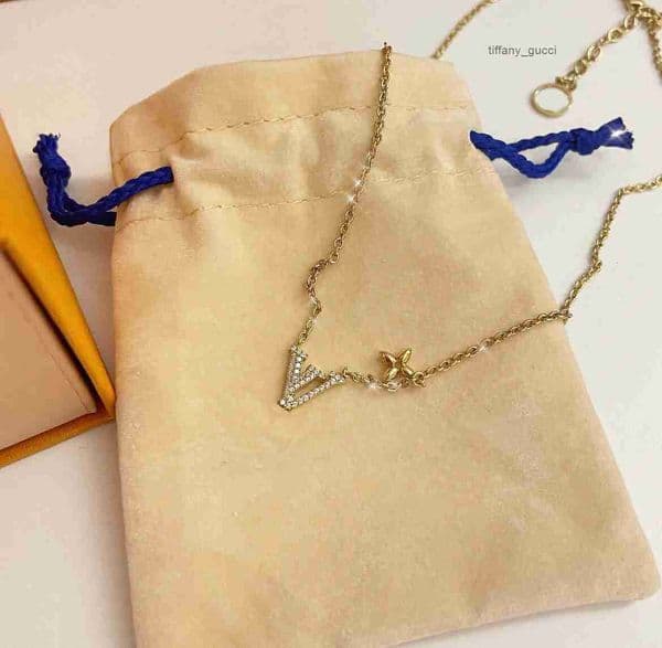 Women Designer Necklace Brass Full Diamonds V Letter Pendant Luxury Fashion Jewelry Without Box