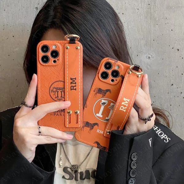 Classic Carriage Designer Phone Case for iPhone 16Pro 15 14 13 12 11 Pro Max Matte TPU Texture Rivet Wrist Band Handy Anti Skid Back Cover Retro Orange Shell