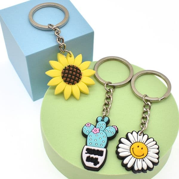 1PCS Daisies Cactus PVC Rubber Keychain Sun Flowers Four-leaf clover Keychain Cute Style Daisy Flower Keychain Friend gift