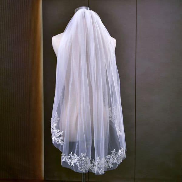 V49 Short Bridal Veils Wedding Lace Edge Elbow Length Lace Wedding Veil with Partial Trim Floral French Lace Bridal Accessories