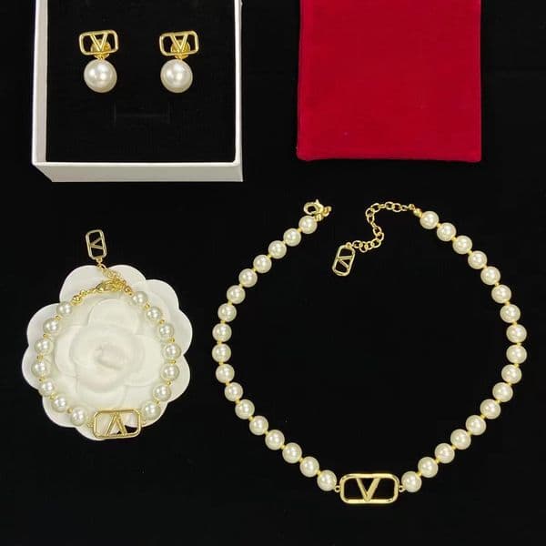 Pendant Necklaces Women Designer Necklace Bracelet Earrings Simple V Letter White Pearls Luxury Pendant Fashion Bracelets Trendy Sets