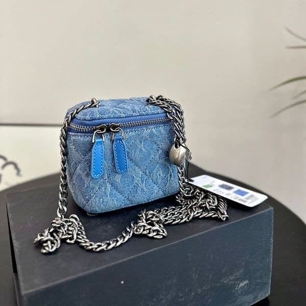 Designer bag Makeup Bag Crossbody Bag Small Vanity With Chain quality leather Crossbody Bag saddle bag luxurysHandbags Silver chain love ball 12m