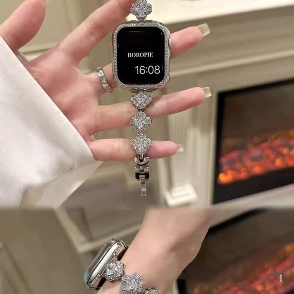 Elegant Four-leaf Clover Patterned Apple Watch Strap | Fully Encrusted Diamonds & High-quality Brass-Zircon Alloy