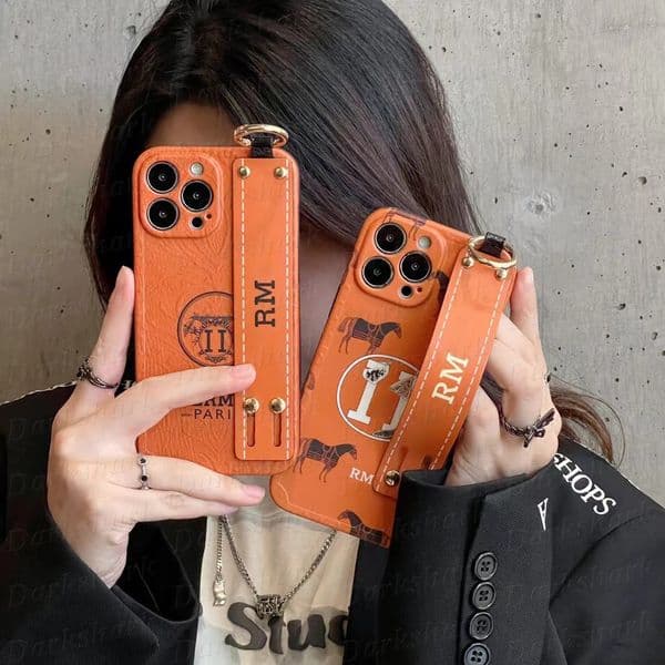 Deluxe Carriage Wrist Band Phone Case for iphone 15 14 13 12 11 Pro Max Soft IMD Matte TPU Cell Phone Protective Bracket Cover Classic Horse Designer Finger Strap Shell