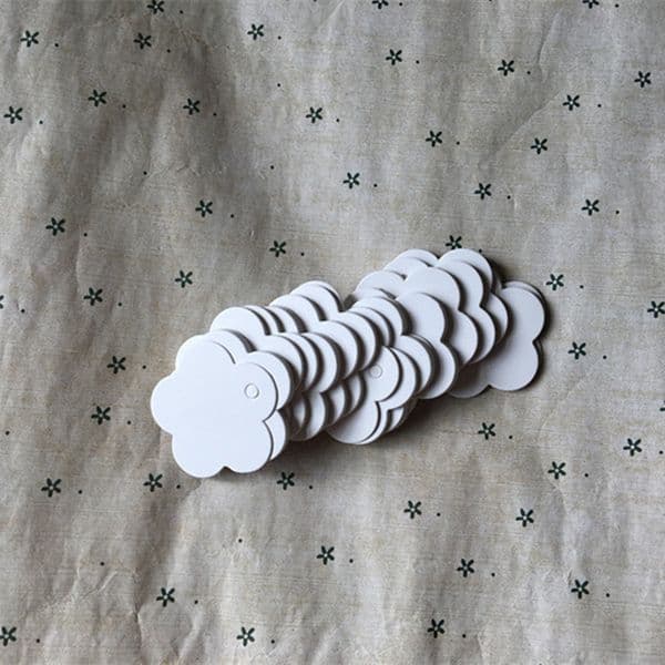 100pcs/lot 4x4cm White Black Brown Kraft Paper Tags With Rope Flower Shaped Label Luggage Wedding Note Blank Price Hang Tag