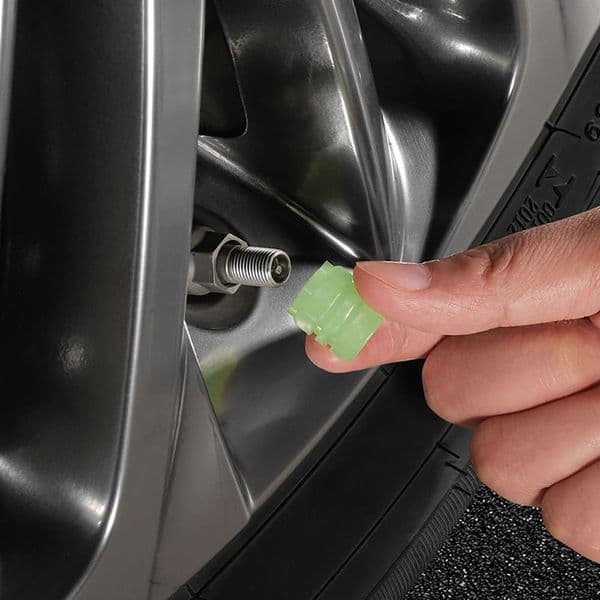 4Pcs Fluorescent Luminous Valve Caps Green Blue Wheel Styling Tire Valves Cap Car Accessories Universal Night Glowing