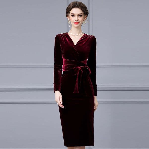 Red Deep V-Bag Hip Skirt with a cinched waist for slimming and mature temperament Velvet Dress 2024 Autumn New Collection