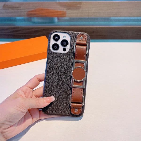 Cell Phone Cases Wristband Designer for Apple iPhone 16 Pro Max 15 Plus 14 13 12 11 XR XS 8 7 6 Plus Luxury PU Leather Wrist Strap Velvet Lining Hardwares Back Cover Funda Co