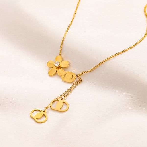 Titanium Steel Necklacs Geometric Heart Shaped Jewelry Simple Fashion Style Charming Long Chain Classic Design Romantic Gift Pendant Necklace