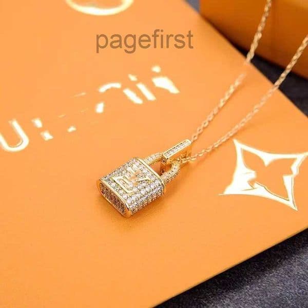 Designer S Sale Pendant Necklaces Fashion for Man Woman Inverted Triangle Letter Designers Brand Jewelry Mens Womens Trendy Personality Clavicle Chain