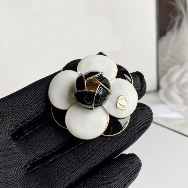 Fashionable 18k Gold Plated Brooch Exquisite Flower Design High Quality Brooch Temperament Cute Girls Boutique Clothing Gift Brooch Box