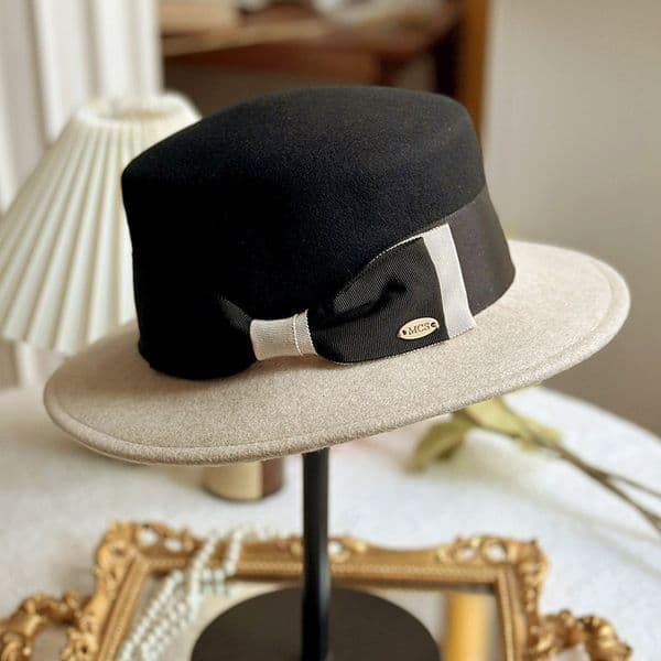 Flat hat for women in autumn and winter, small fragrance style, contrasting colors, bow tie, flat brimmed top hat, trendy