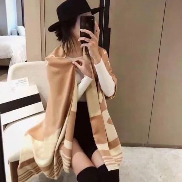 Luxury Designer Scarf for Women Alphabet Elegant prettier Hundred Women Scarf Super High Value Hundred Warmth Winter Versatile