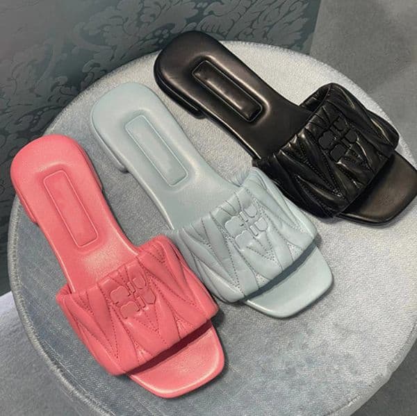 Brushed Wrinkle Leather Slides For Woman Slipper Spring Summer Dress Mules Sandals Designers Low Heels Slide Lady Classic Wedding Footwear Casual Slipper