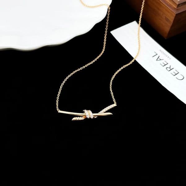Pendant Necklaces New knotT home knot necklace womens plated 18K real gold bow collarbone chain exquisite temperament high quality design AA