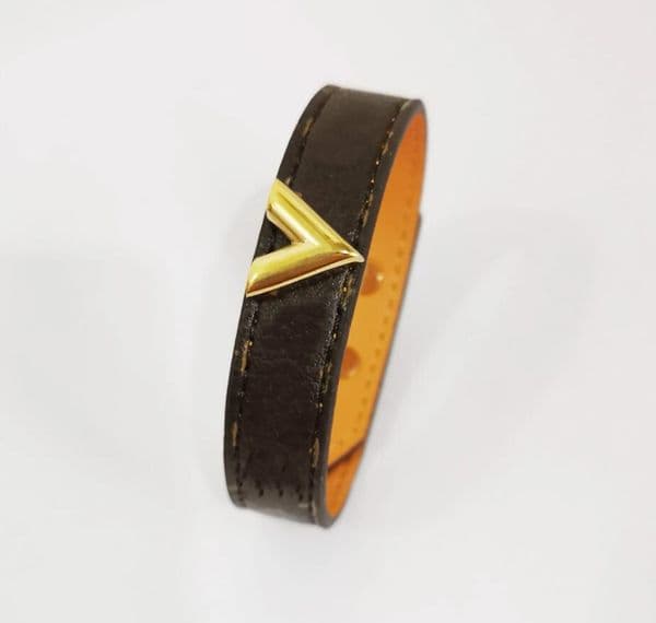 Luxury Designer Jewelry Women Leather Bracelet with Heart Lock Hardware Charm Bracelets Flower Pattern Gold Bag Pendant Hanging Fashion Bijoux Straps