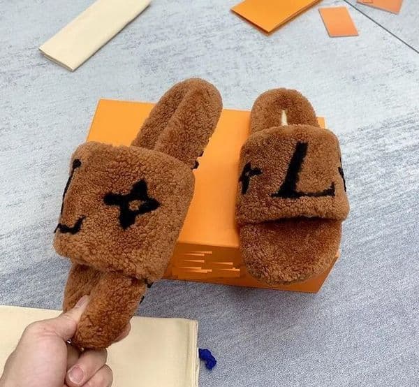 Deluxe slide designer slippers Slipper Fashion Female Wool Wool Sweet Shoes Warm comfort slippers Women's slippers Fall and winter slide matte sandals V63