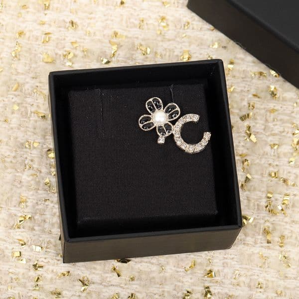 2026 Luxury quality black flower shape charm brooch with diamond in 18k gold plated have box stamp PS3328