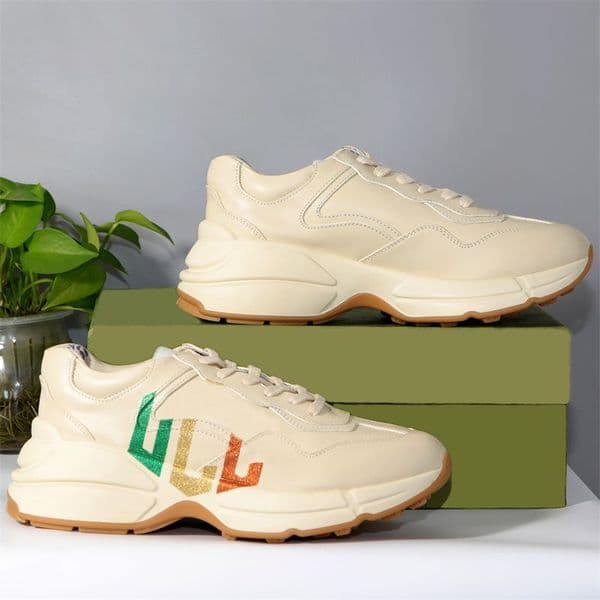 Fashionable retro couple sneakers, casual lace-up running shoes, fashionable leather sneakers, classic running shoes