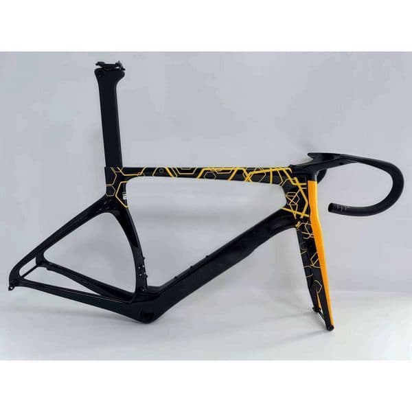 The new S top-of-the-line road T1100 UD carbon bike frame BB79 is compatible with mechanical and DI2 disc brakes