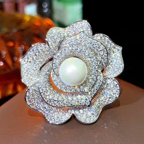 Fashion Commuter Heavy duty Zircon and Pearl Inlaid Rose Brooch, Light Luxury and High end Sense Light Luxury Style Clothing Accessory