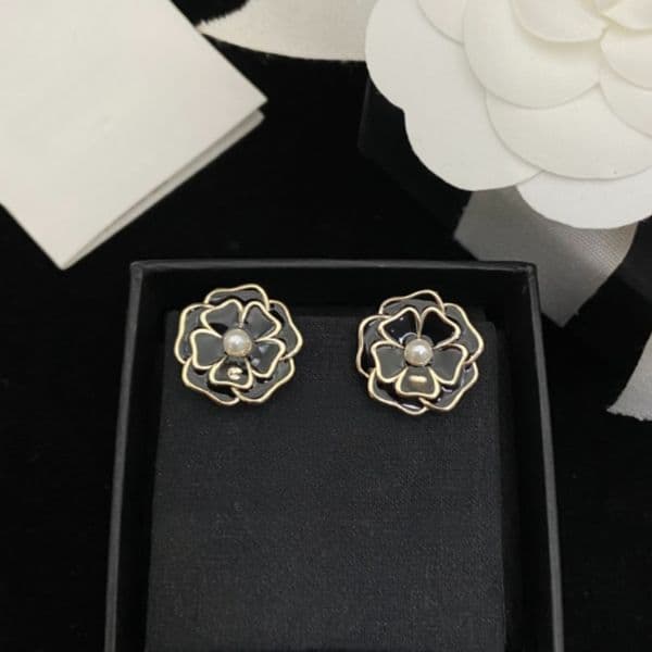 Classic Camellia Earrings Black Pink Retro Earrings Designer Elegant and Versatile Camellia Earrings Holiday Gift