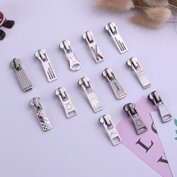 Zinc Alloy No. 5 Metal Plated Tab Zipper Pull for Clothing and Bag Accessories