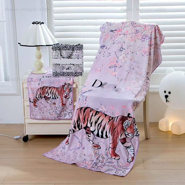 high quality luxury letters absorbent designer box beach towel set 2pcs gift Quickly dry absorb water bath towels