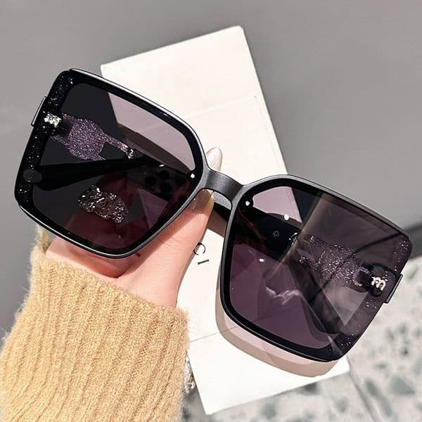 Chic Unisex Protective Sun Glasses Offering Superior Visibility During Commutes Elegant Designer Shades Combining Style with Solar Defense Features