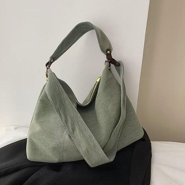 Retro and relaxed style - single-shoulder crossbody bag for college students during classes. Crossbody with a touch of artistry.