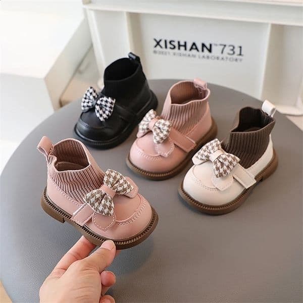 2026Designer style Baby learning shoes for spring and autumn 01 year old 3yearold childrens princess girls little leather none 240925