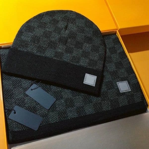Luxury Scarf and Hat Set Classic Plaid Design All-wool Suit Designer Scarf and Hat Versatile and Elegant Couple's Holiday Gift 30X180 with Gift Box