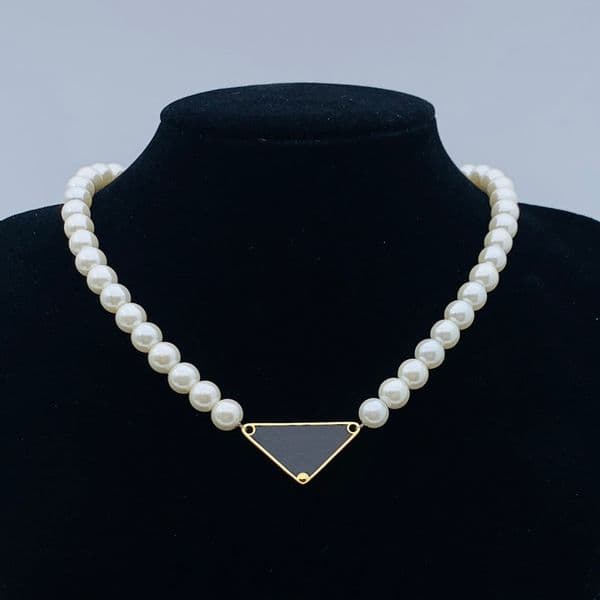 Pendant Necklaces Fashion Triangle Pendant Necklace Black and White Luxury Charm Womens Classic Necklace Love Birthday Gift Necklace Stainless Steel Long Chain
