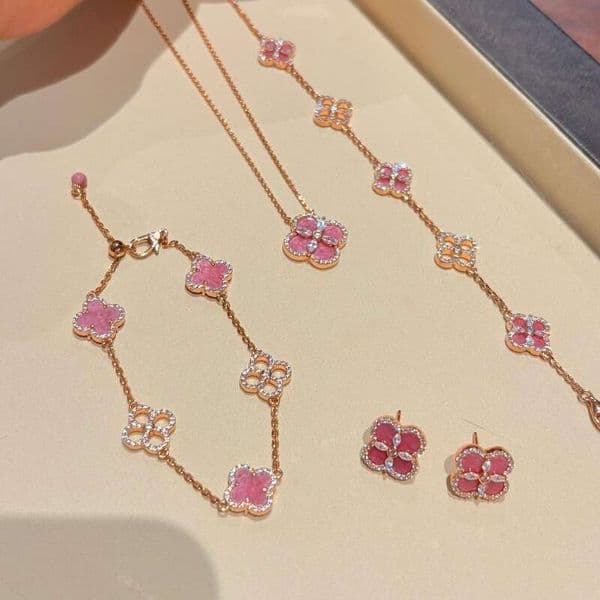 Pendant Necklaces Vintage Rose Pink Flower Exquisite Sparkling Dia Four-Leaf Clover Bracelet Necklace Earrings Dopamine Set AA