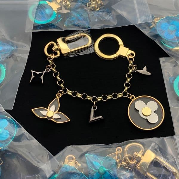 Luxury Keychain Cherry Lovely Penants Key Ring Leather Desigenr for Women Charm Bag Holder Accessories Chains Mens Keyring