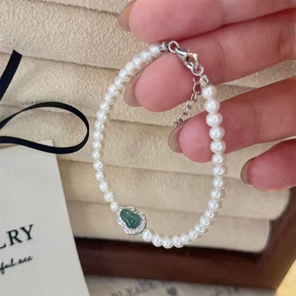 Chic Womens Natural Freshwater Pearl Brooch: Versatile Necklaces Featuring a Tonal Fastening Mechanism