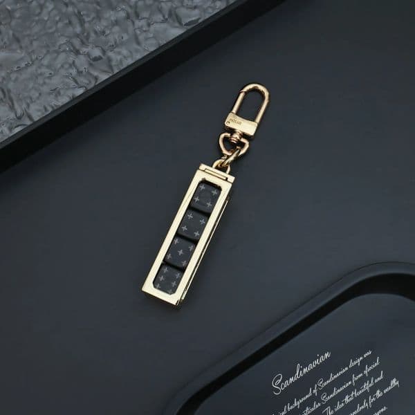 designer keychain Luxury key chain Bag Pendant Jewelry temperament versatile style keychain fashion dice Keyring Car key chain gift
