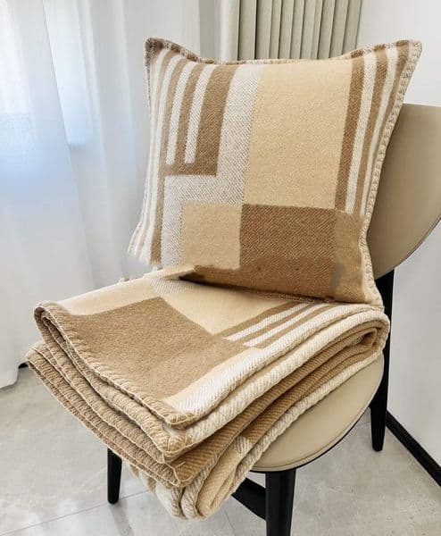 NEW TOP Quailty Designer Camel h Blankets And Pillows Cushion For Living room sofa Ins Blanket Pillow Home Horse 50&50cm 135&170cm Gig Size