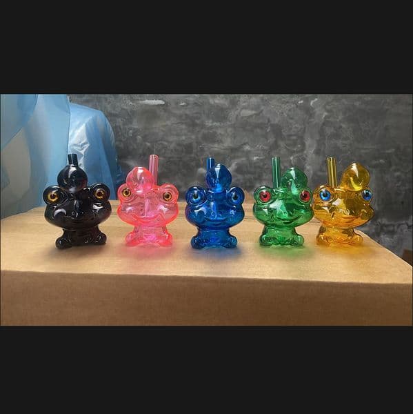 Lovely gift Frog shape Bubbler Oil Burner Mini Glass Bongs Percolator Diffuser Water Pipes Hookah Bong Smoking Device