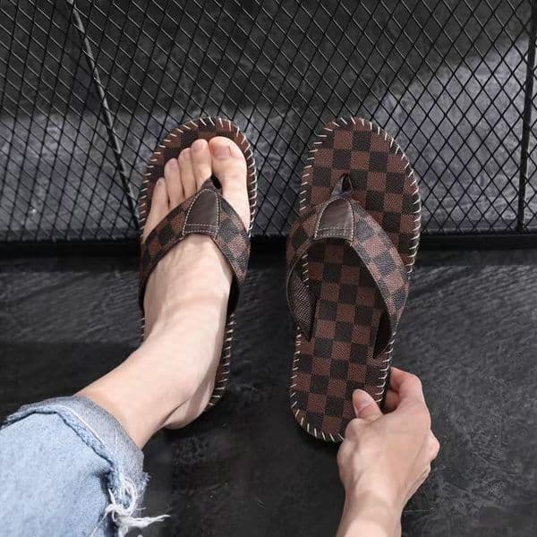 Summer men's flip-flops are fashionable, anti-slip, comfortable, soft-soled, individual and simple, and are suitable for seaside leisure and vacation