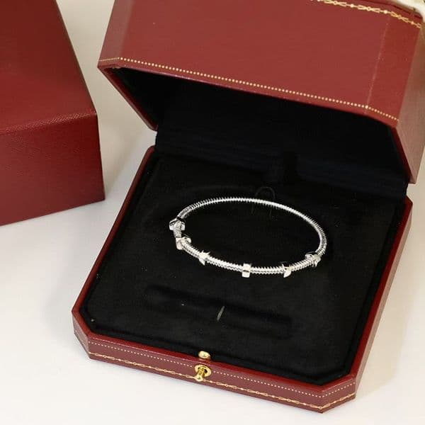 18k High quality for your choice Luxury Designer Bracelets Alphabet Valentine Gift Elegant Women Bracelet 566