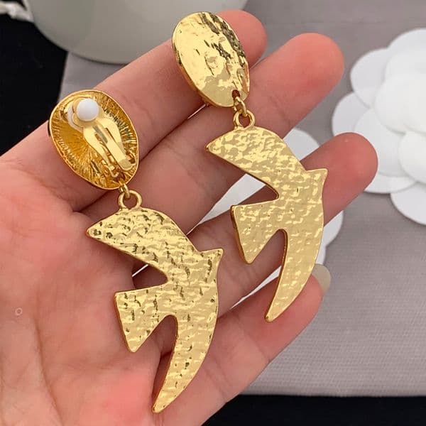Abstract Lip Shape Brooch Fashionable Red Enamel Pin with Metallic Gloss Fun Statement Accessory for Coat Hat Scarf Gift for Creative Women