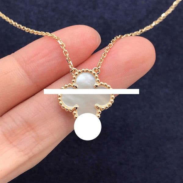 Brand Designer Clover Necklace 2025 New V Gold High Edition Clover Necklace Radium Christmas Shooting Belt Diamond Plated 18K Rose Gold Lock Bone Chain