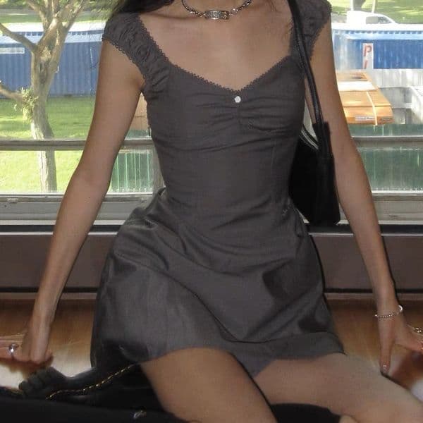 A high-end women's dress with side-opening zippers, American lace edges, ultra-short straight shoulder straps, and a slimming look in summer