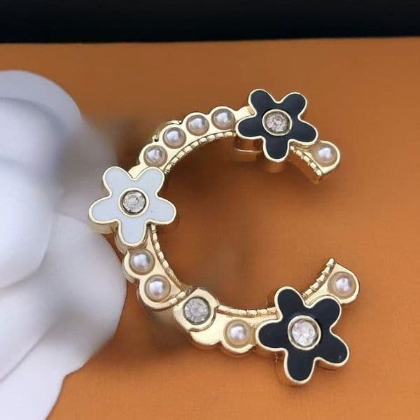 brand brooch - Couple style for women and men - Metal brooch - Fashion jewelry accessory - Designed with letter pearls and crystals - Back has a steel stamp mark