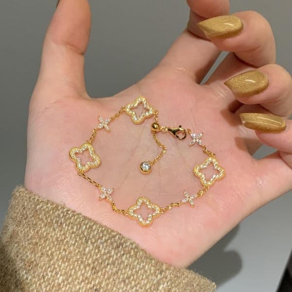 Retro Hollowed Out Inlaid Diamond Clover Bracelet With Two Colors And Super Sparkling Texture High End And Socialite Style Hand Jewelry