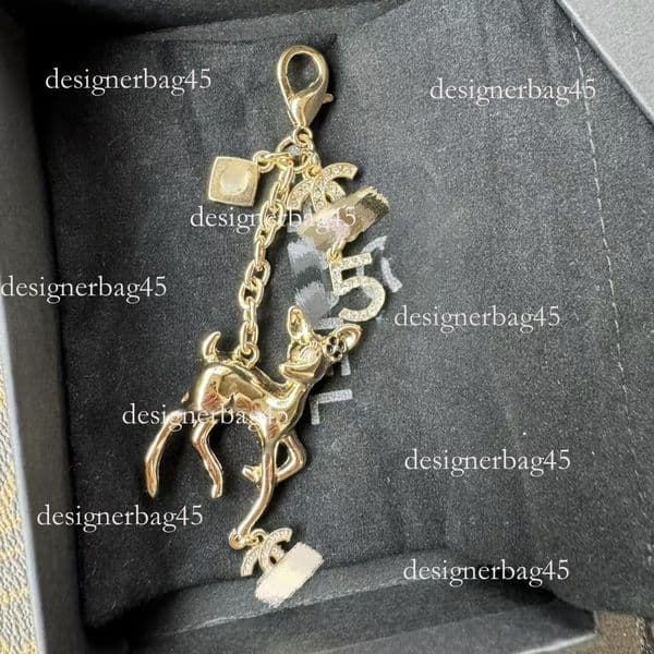 Cross Border Zinc Alloy Deer Letter High End Fashion Luxury keychain Versatile Designer Keychain Elegant Bag Pendant Accessories